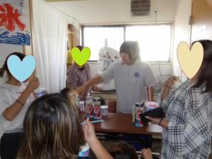 子ども食堂でかき氷を担当する体験参加者の様子