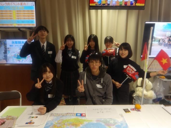 江戸川学園の生徒とつくばスマイルの留学生がカメラに向かってポーズをとる画像