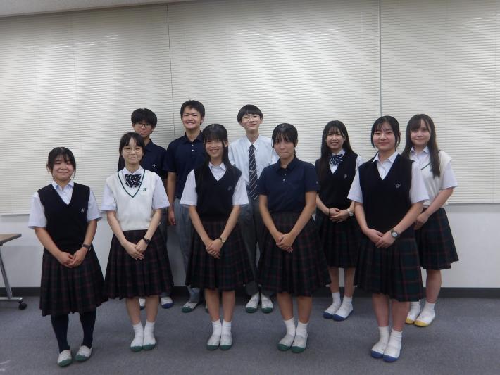 江戸川学園取手中・高等学校の生徒たちが並んだ画像