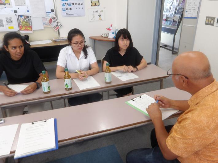 日本語学校つくばスマイルの留学生に取材する糸井さんの画像