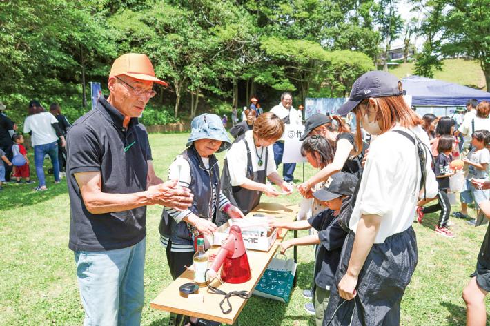 大人が子ども達に遊びを教えている様子