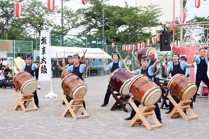 夏祭りで太鼓をたたいている様子