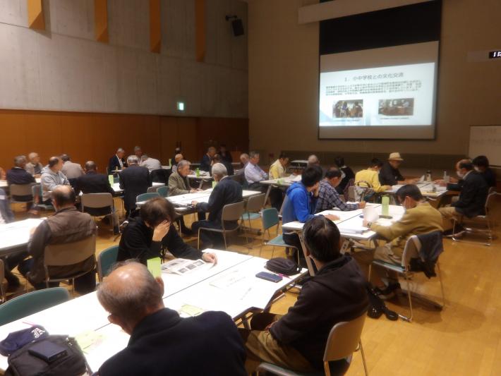 取手市の文化芸術施策について発表を聞いている様子