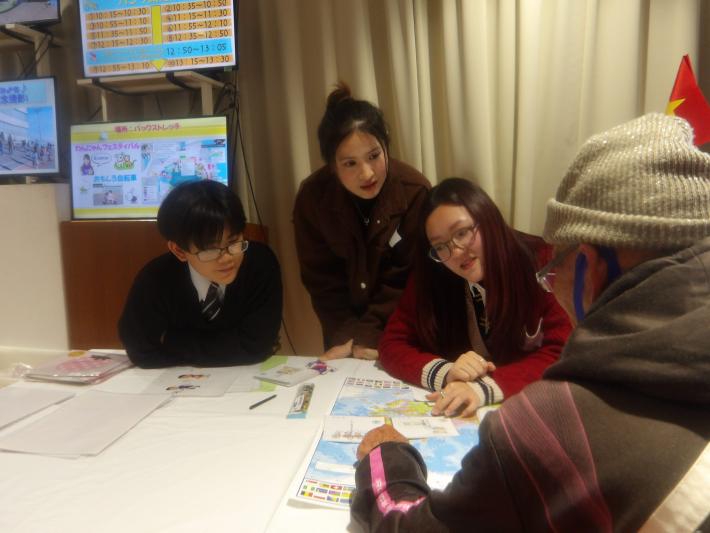 留学生との交流コーナーで来場者と交流する生徒・留学生の画像