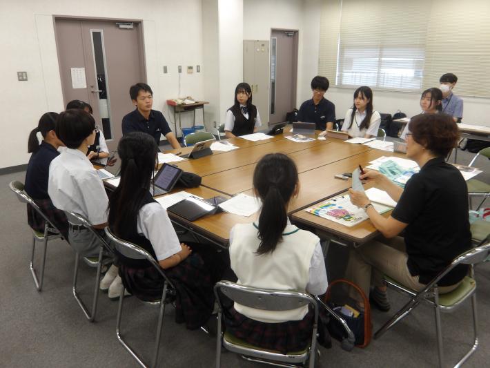 江戸川学園取手中・高等学校の生徒に取材する河口さんの画像