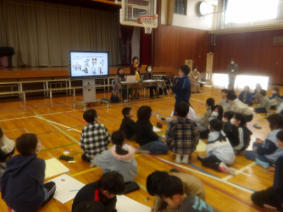 グループワークの結果を発表する児童