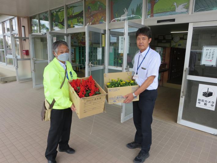 人権擁護委員が六郷小学校の先生へ、お礼の花を渡しました