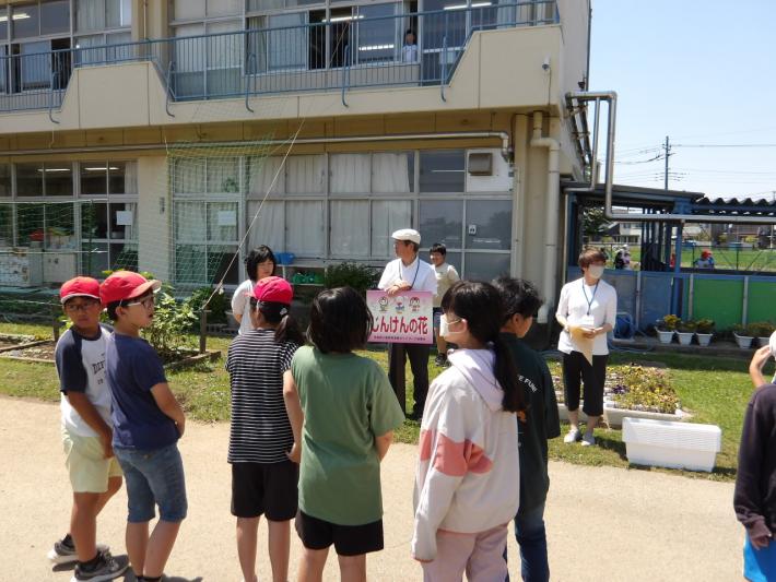 人権の花について説明する人権擁護委員