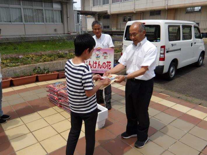 代表児童に種子を渡します