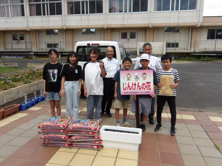 児童と人権擁護委員で記念撮影
