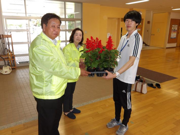 永山小学校にてお礼の花苗を先生に渡す人権擁護委員