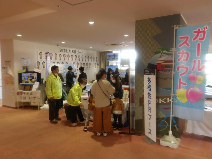 くじ引きに参加する来場者の様子