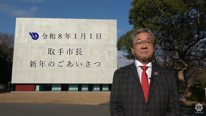 東京藝術大学大学美術館の取手収蔵棟の前に立つ男性