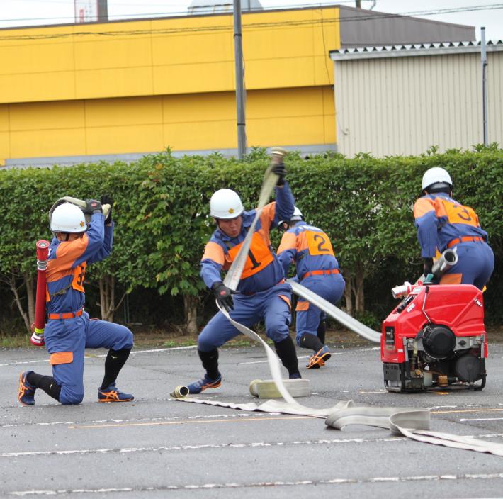 小型ポンプの操法を披露している。