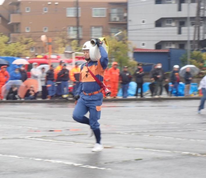 1番員がホースを搬送している