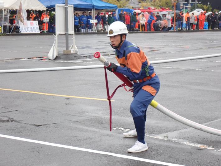 2番員が筒先を構えている様子