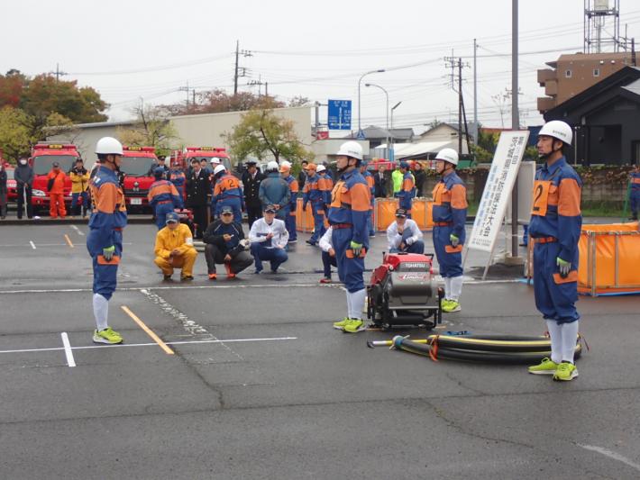 指揮者が活動を指示している様子