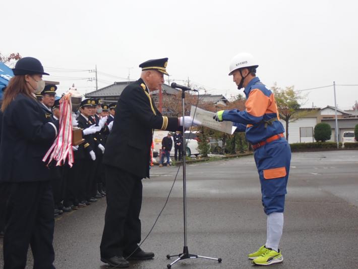 表彰式で18分団が賞状を渡されている様子