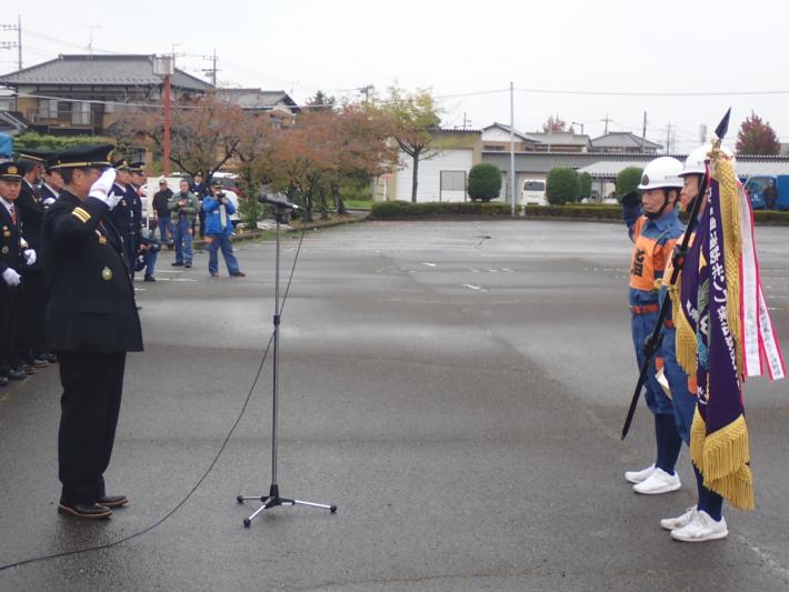 第3分団が表彰式で敬礼している様子