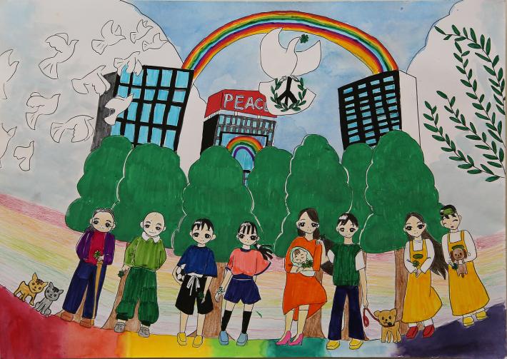 白山小学校の土田彩華さんの作品。虹のかかる建物の前でいろいろな世代・性別のかたが並んで立っている絵画の画像。
