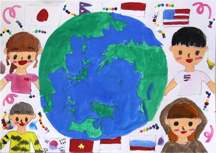 高井小学校の中屋紅瑠美さんの作品。絵の中央の地球を囲む形で、いろいろな国の国旗が描かれ、笑顔の子どもたちが描かれている。