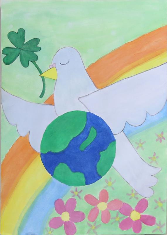 高井小学校の景平さくらさんの作品。虹の前を四つ葉のクローバーを加えた鳩が飛び、その前に地球が描かれている