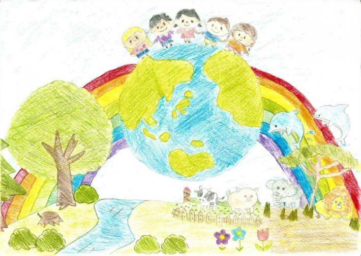 高井小学校の宇田野優芽さんの作品。地球にかかる虹と、その地球の上に乗っている人々を描いた絵画。
