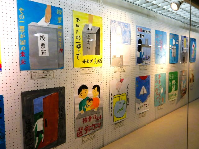 R7明るい選挙ポスター展（取手駅市民ギャラリーでの展示の様子）