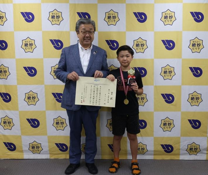 市長と真中さんが並んでいます