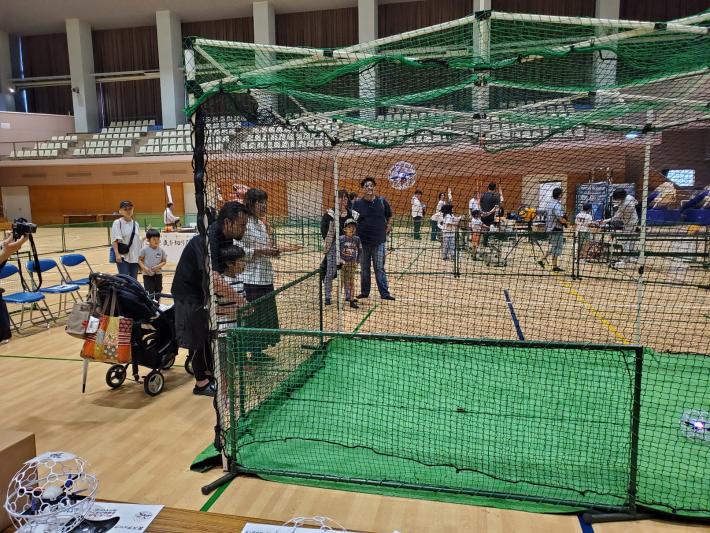 ケージの中のドローンを操縦しています