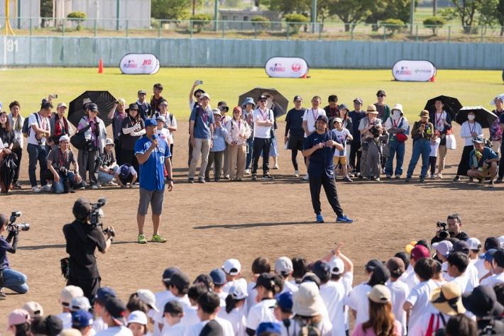 レジェンド選手2人が参加者に囲まれて質問に答えている。