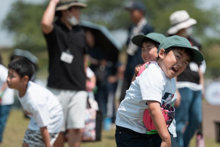 子どもたちがボールを投げている