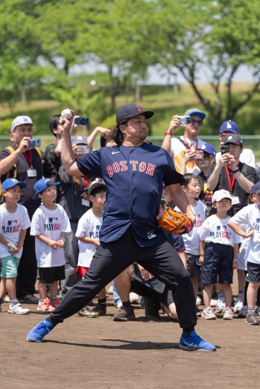 澤村選手が子どもたちの前でボールを投げている