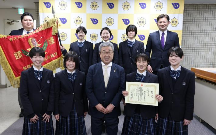 選手と先生、市長が並んでいます