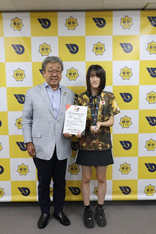市長と井村さんが並んでいます