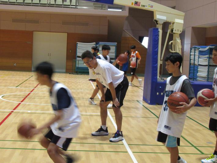 シードソレイユの廣瀬さんが、バスケットボールの指導をしています