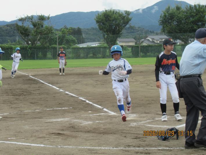 見事ベースインする選手