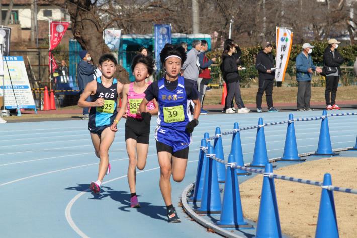 取手第一中学校の選手が走っています。