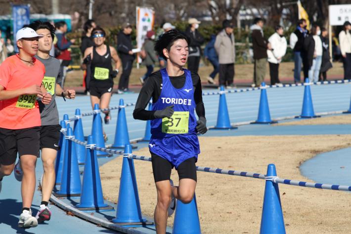 取手第二中学校の選手が走っています。