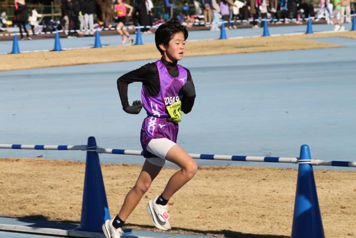 戸頭中の選手が走っています。