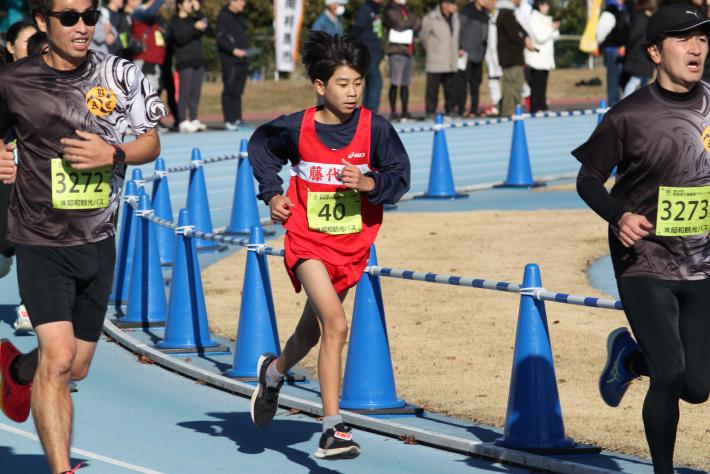 藤代南中学校の選手が走っています。