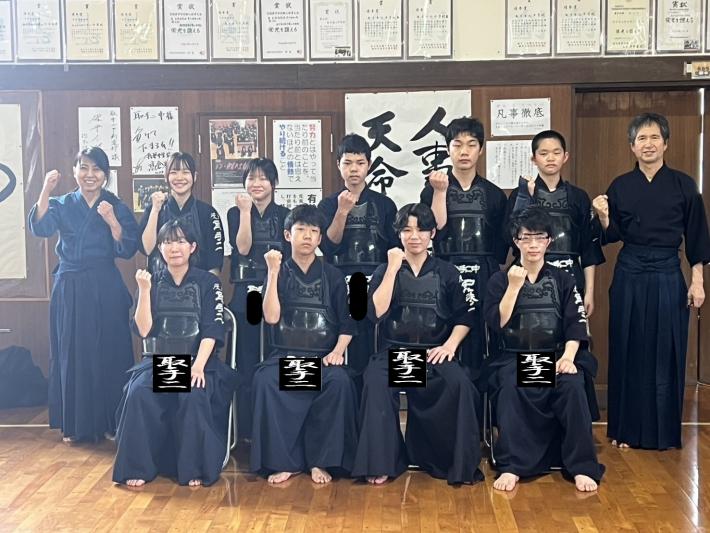 取手二中剣道クラブ11人でガッツポーズをしています。