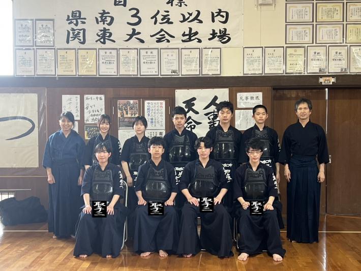 取手二中剣道クラブの生徒9人、先生2人で集合写真を撮りました。