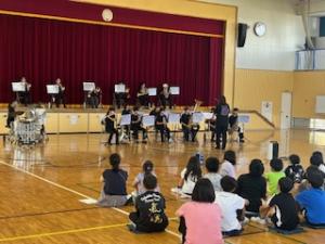 小学生向けのプログラムで演奏をしています
