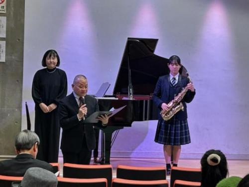 司会者が演奏者の紹介とインタビューをしているところです。