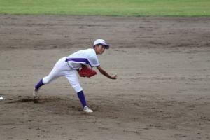 野球ピッチャー。マウンド上でボールをなげたところの写真。