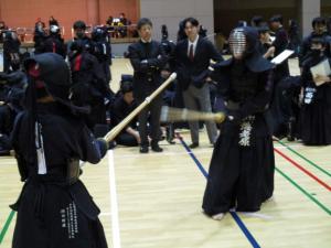 男子の試合、間合いを詰める。