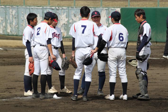 取手ブレイブの内野陣がマウンドに集まって、監督のアドバイスを聞いています。