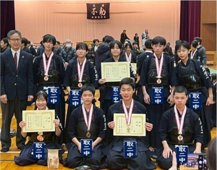 美穂スポーツフェスティバル剣道の部で優勝した子どもたちが写っています。