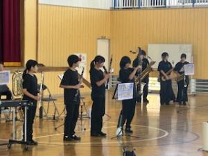 児童に楽器の説明をしています